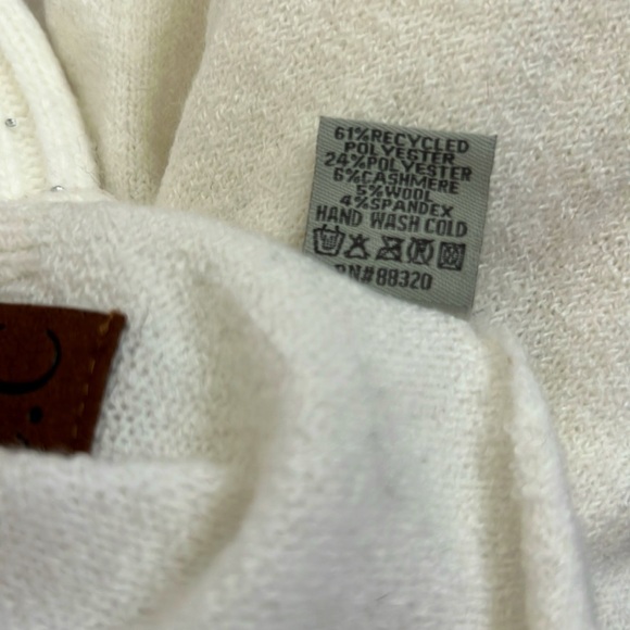 NWT Steve Madden beanie with CC cashmere scarf - Picture 4 of 4